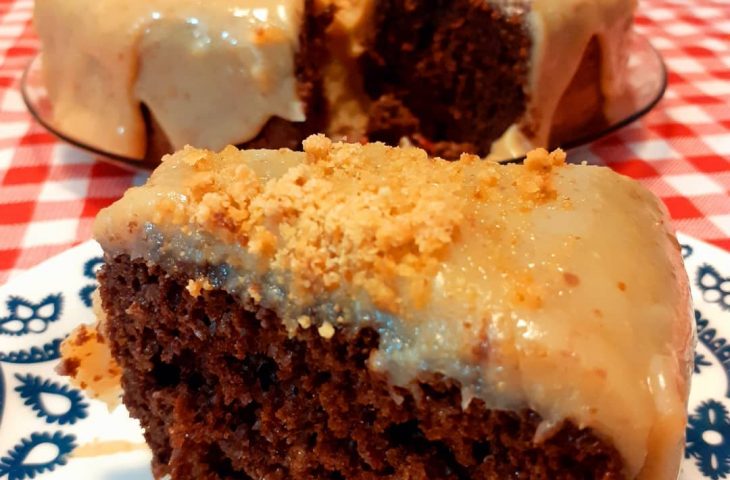 Bolo de chocolate com cobertura de brigadeiro de paçoca