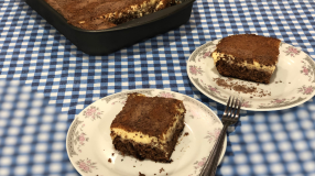 Bolo de chocolate com cobertura de maracujá