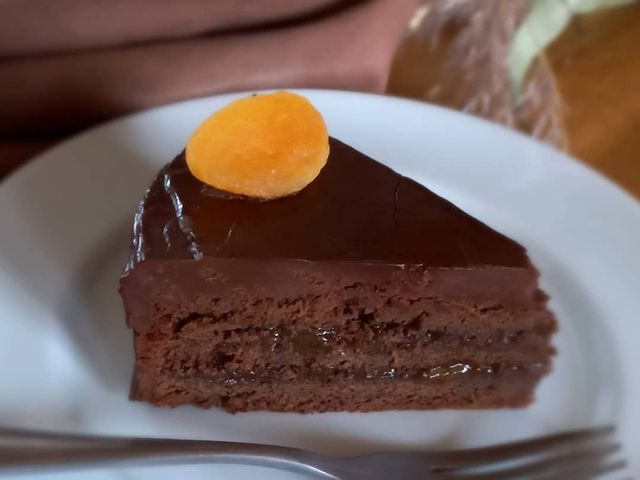 Bolo de chocolate com damascos