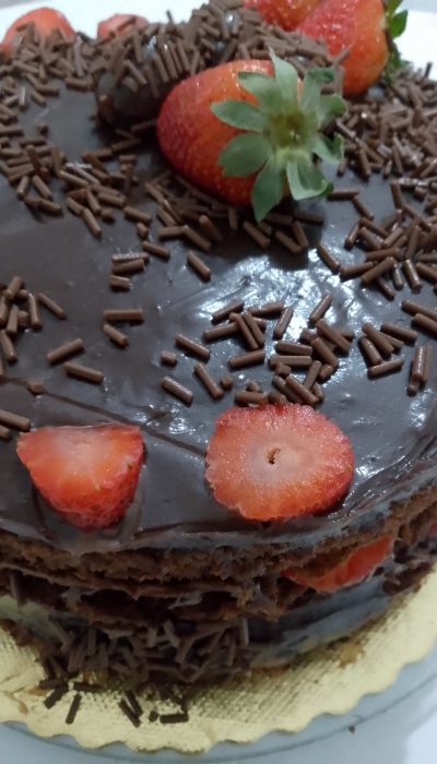 Bolo de chocolate com recheio de brigadeiro e morango - Foto de usuário