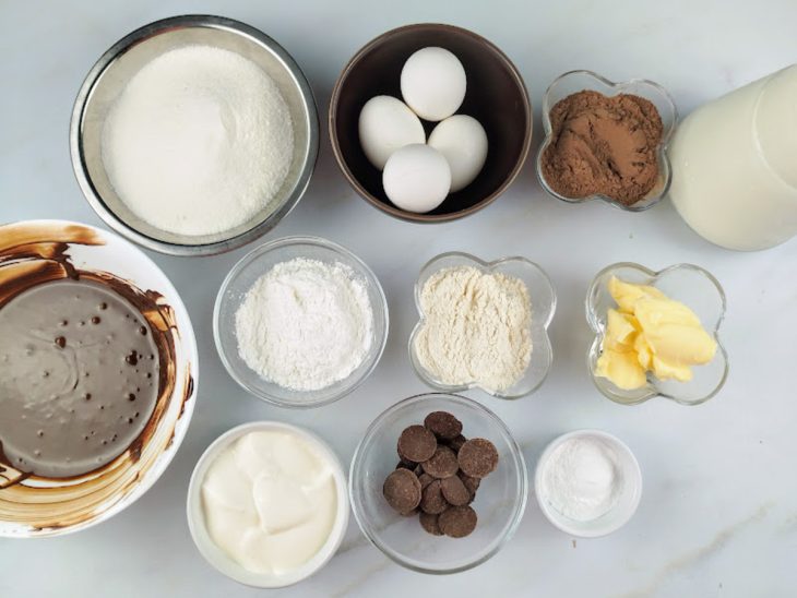 Ingredientes para a receita de bolo de chocolate cremoso.