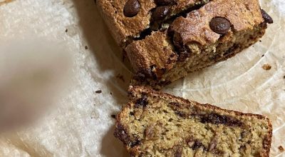 Bolo de banana com chocolate e amêndoa