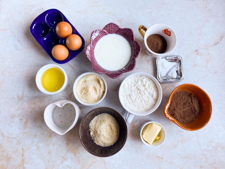 ingredientes reunidos para fazer bolo de chocolate fofinho com óleo