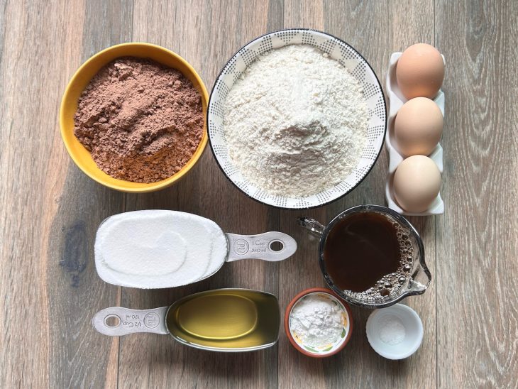 Ingredientes para a receita de bolo de chocolate fofinho rápido.