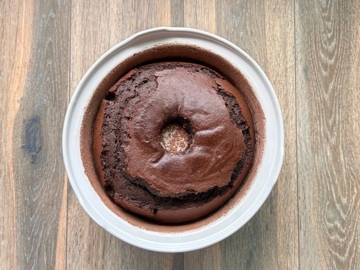 Bolo de chocolate fofinho rápido assado na forma.