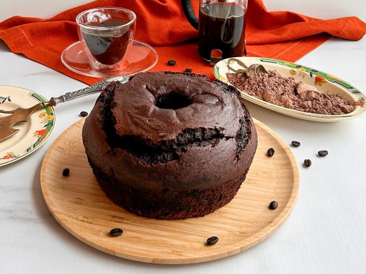 Bolo de chocolate fofinho rápido pronto para consumo.