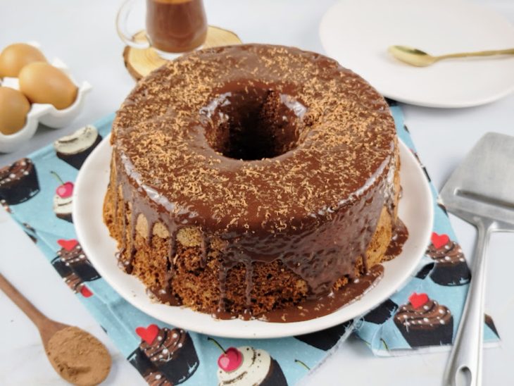 Um prato com bolo de chocolate simples e fácil.