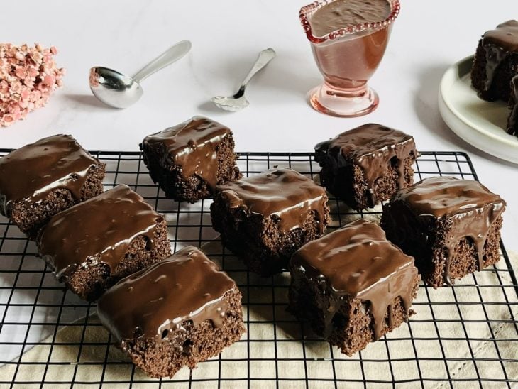 Bolo de chocolate simples e rápido pronto para servir.