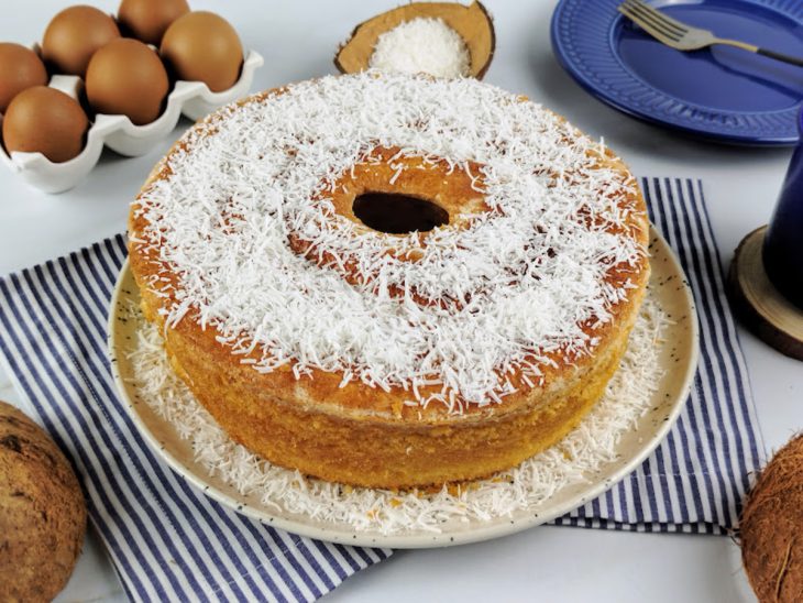 Bolo de coco pronto para consumo.