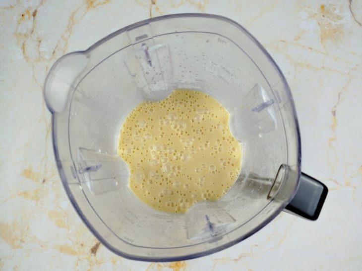 Ovos batidos com açúcar, óleo e a poupa de cupuaçu em um liquidificador.