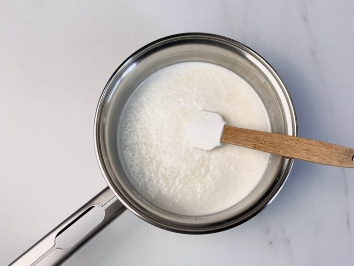 Panela com leite, açúcar e coco ralado.