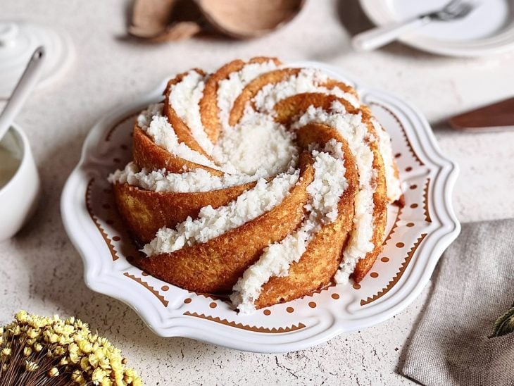 Bolo de farinha de milho biju com coco pronto para servir, com calda adicionada.