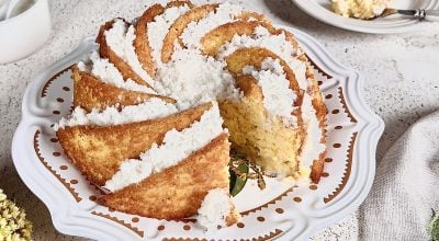 Bolo de farinha de milho biju com coco