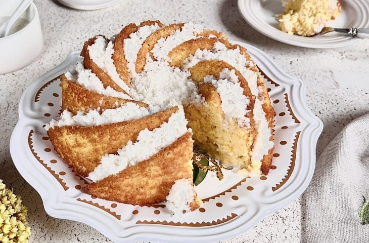 Bolo de farinha de milho biju com coco