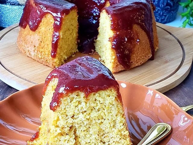 Bolo de flocão com calda de goiabada