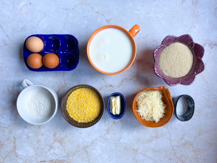 ingredientes sobre a mesa para fazer o bolo de flocão com queijo