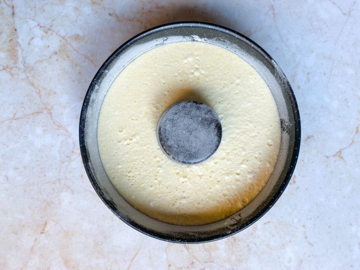 forma redonda com a massa crua de bolo de flocão com queijo