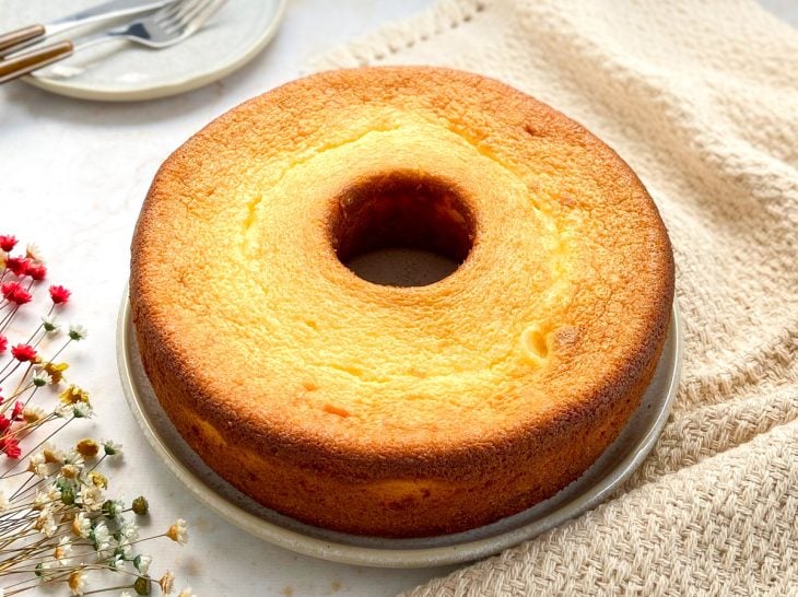 Bolo de flocão com requeijão desenformado e pronto para consumo.