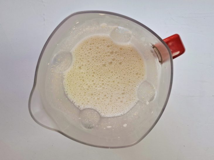 Um liquidificador com a mistura de ovos, açúcar, sal, óleo, leite e flocão.