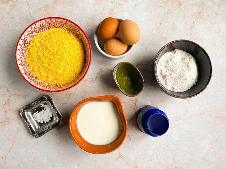 Ingredientes para o bolo de flocão de milho.