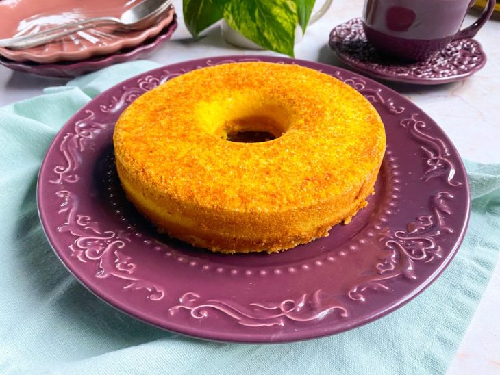 Bolo de flocão de milho pronto para consumo.