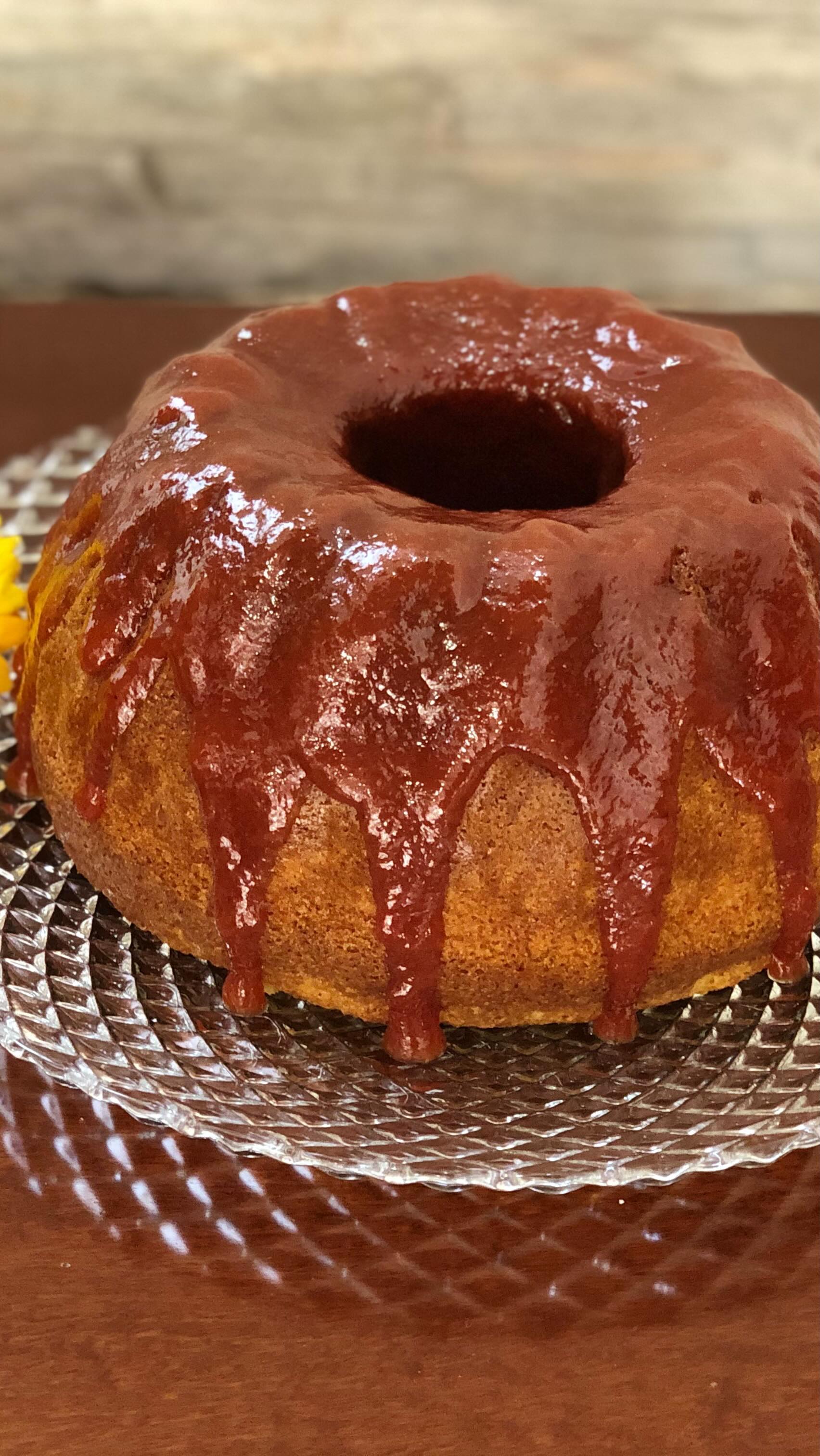 Bolo de fubá com cobertura de goiabada