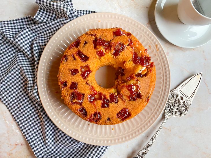 Um prato contendo bolo de fubá com goiabada e requeijão.