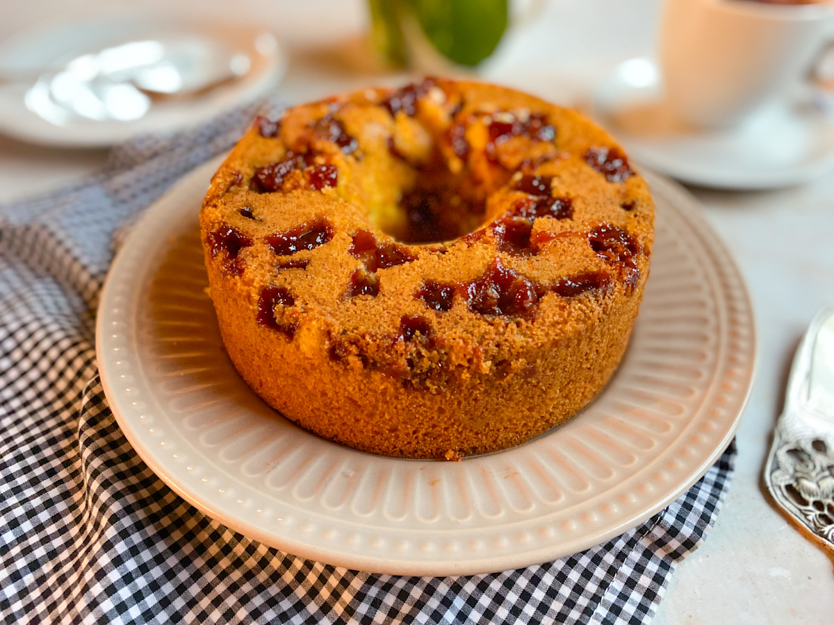 Bolo de fubá com goiabada e requeijão