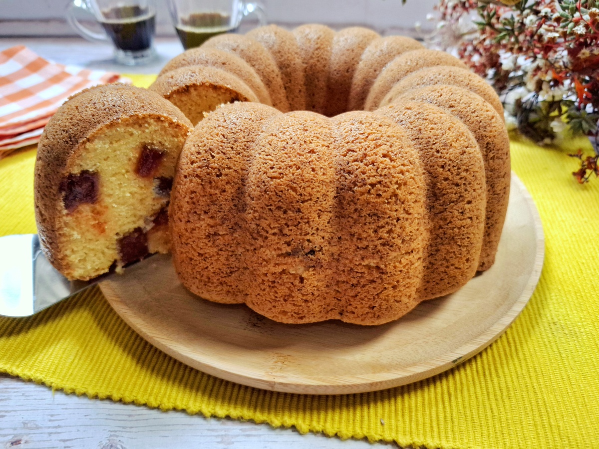 Bolo de fubá com goiabada fácil e rápido