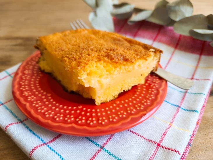 Bolo de fubá cremoso tradicional