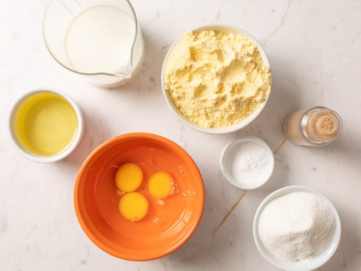 Ingredientes do bolo de fubá rápido reunidos.