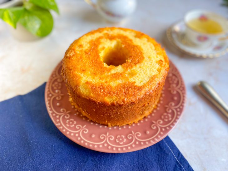 Bolo de fubá simples e rápido pronto para consumo.