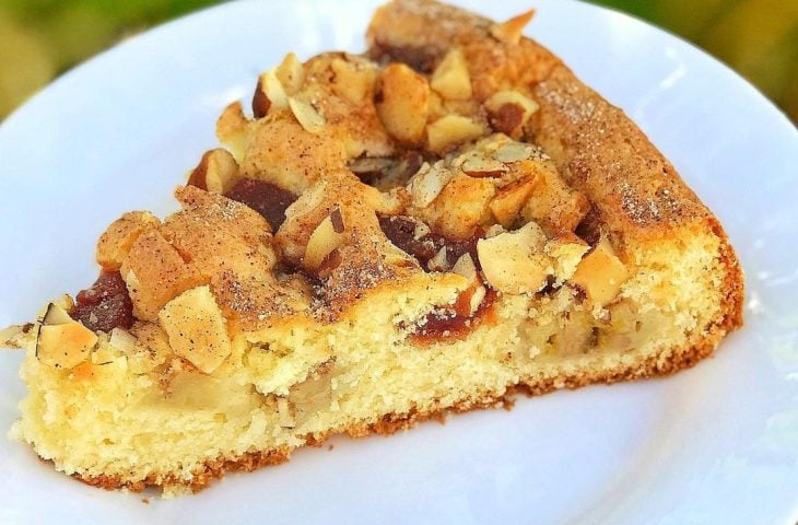 Bolo de goiabada com coco e castanha-do-Pará