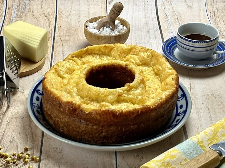 Um prato contendo bolo de goma com queijo.