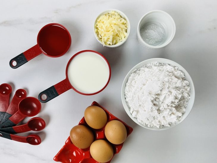 Uma bancada com os ingredientes separados.