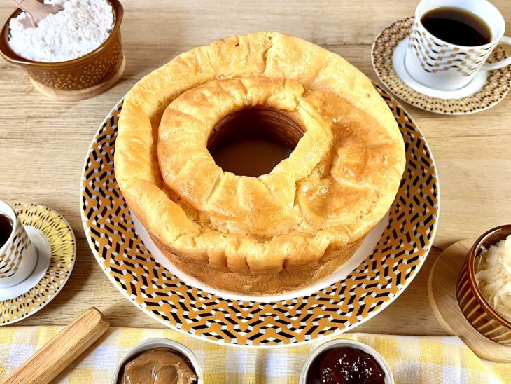 Um prato contendo bolo de goma de liquidificador.