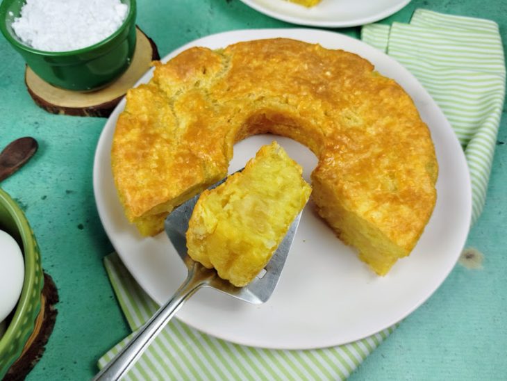 Uma forma com o bolo de goma salgado.