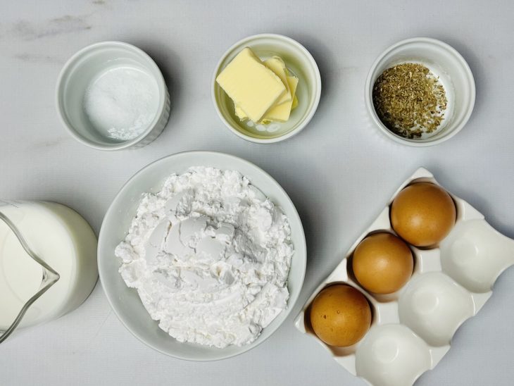 ingredientes reunidos para fazer bolo de goma tradicional do Nordeste