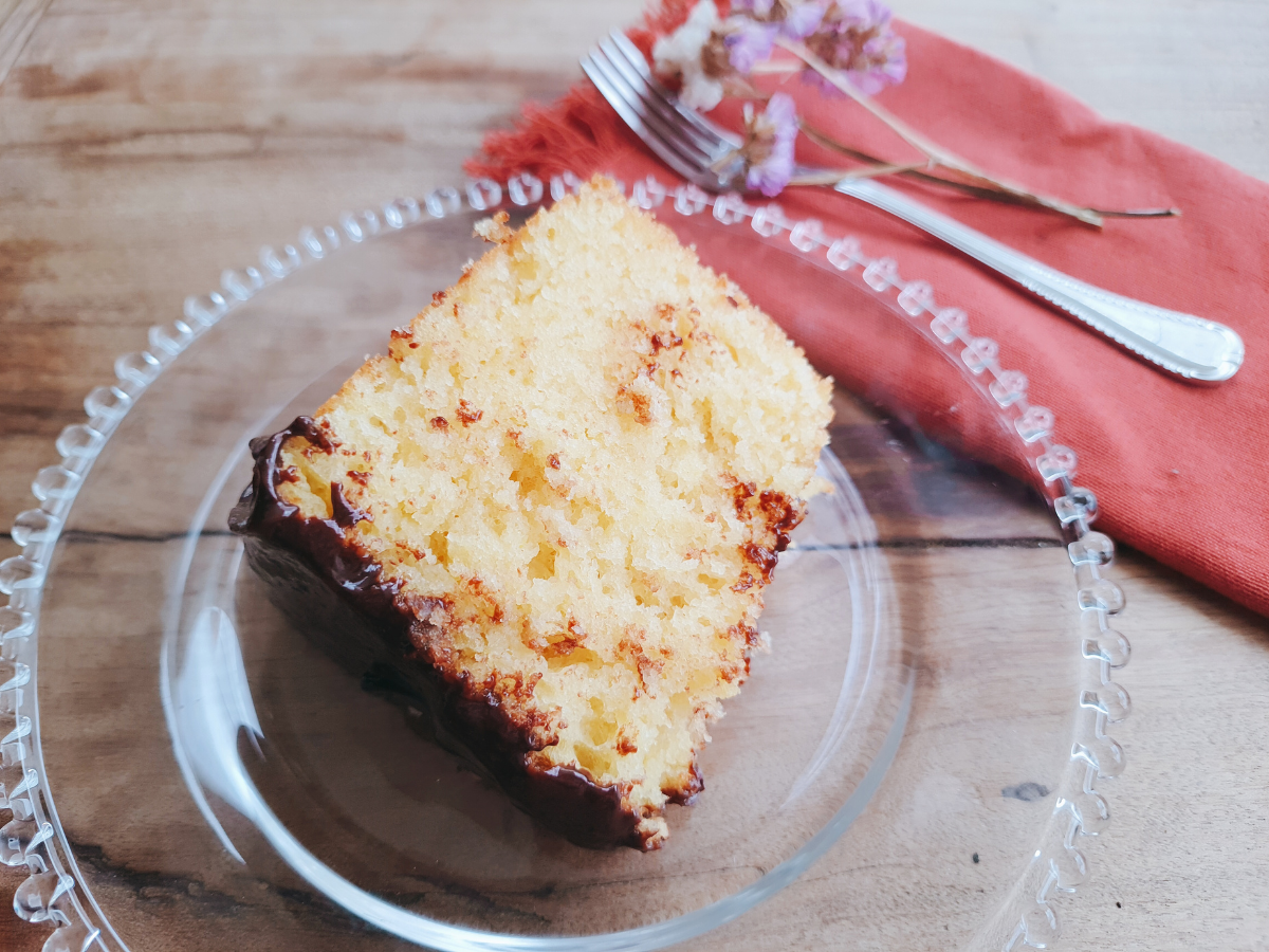 Bolo de laranja com calda de chocolate