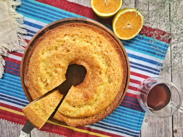 Bolo de laranja simples com uma fatia cortada.