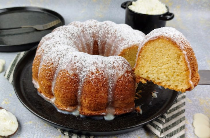 Bolo de leite em pó com água quente