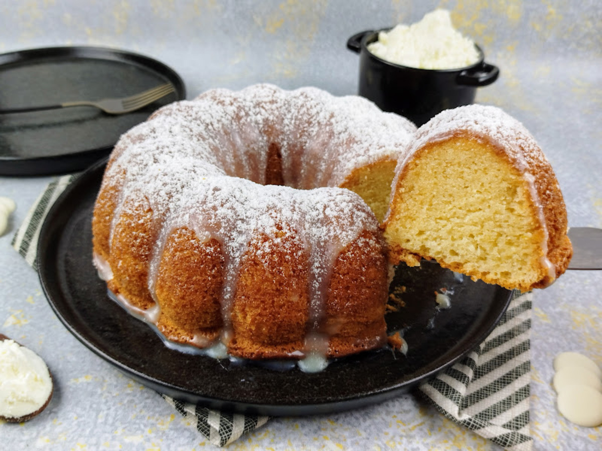 Bolo de leite em pó com água quente