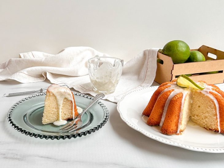 Bolo de limão na air fryer fatiado pronto para consumo.