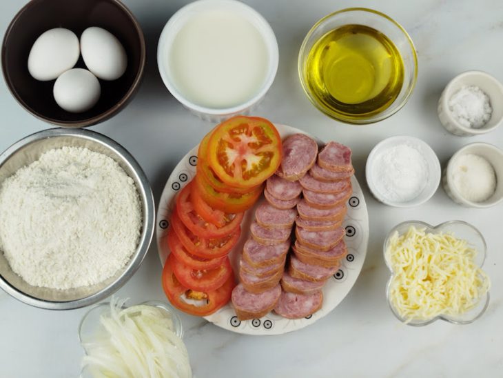 Ingredientes reunidos em uma bancada.