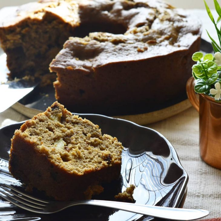 Bolo de maçã com canela e uvas-passas