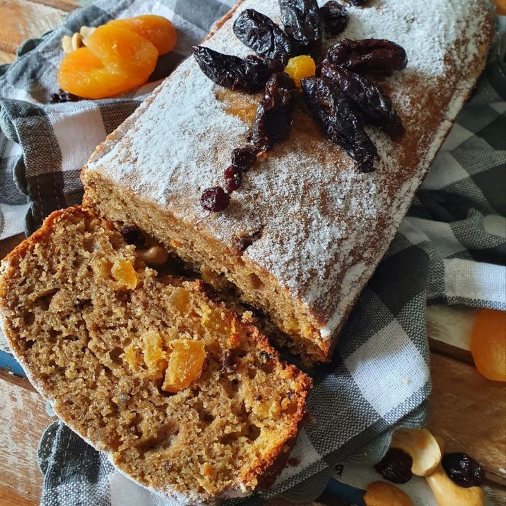 Bolo de maçã com frutas secas