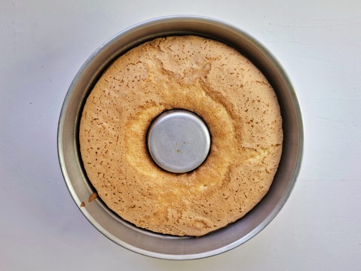 Uma forma com bolo de Maizena.