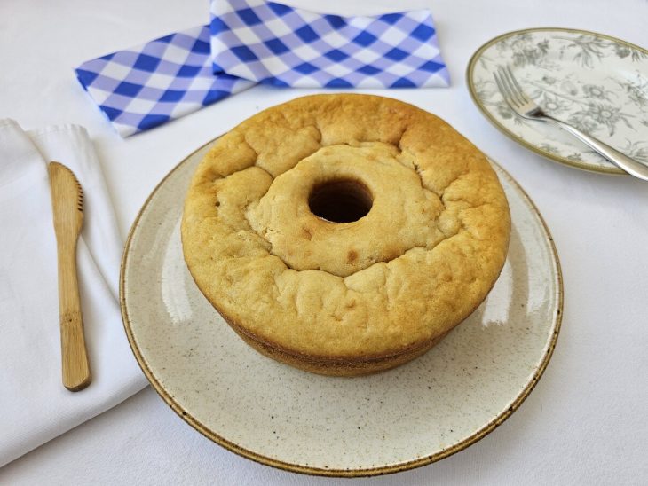 Um prato contendo bolo de mandioca cozida com queijo.