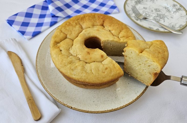 Bolo de mandioca cozida com queijo