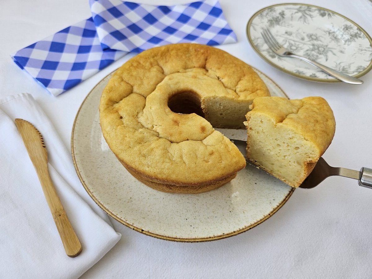 Bolo de mandioca cozida com queijo